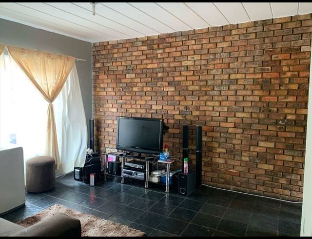 2 BEDROOM APARTMENT FOR SALE IN KEMPTON PARK CENTRAL